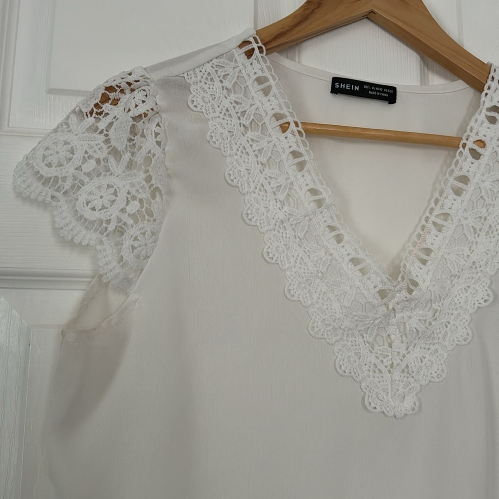 SHEIN LUNE Contrast Guipure Lace V-Neck Blouse - Picture 3 of 5